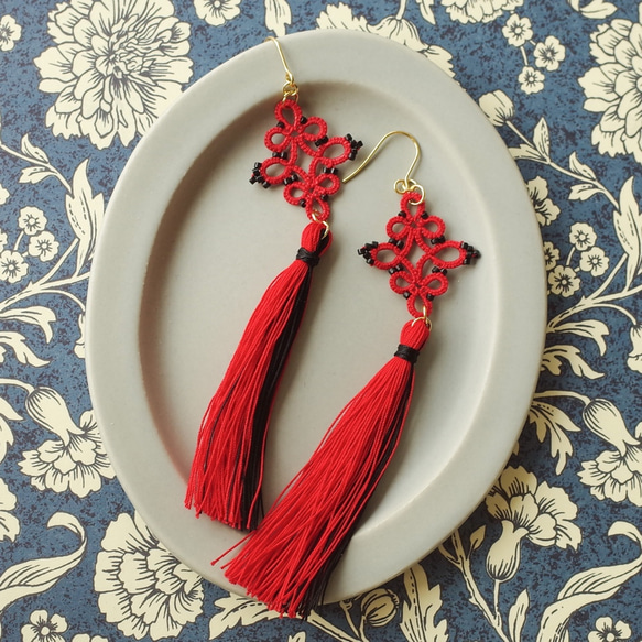 タティングレース バイカラーのタッセルピアス 赤×黒 チャイナ風