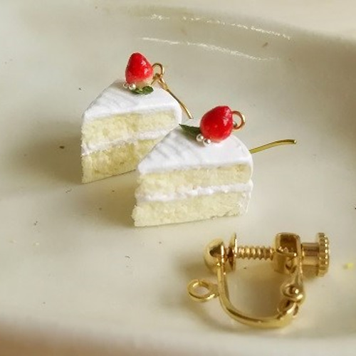 苺ソース ショートケーキ リング ハンドメイドジュエリー KU フェイクスイーツ 苺のショートケーキイヤリング イヤリング・ノンホールピアス
