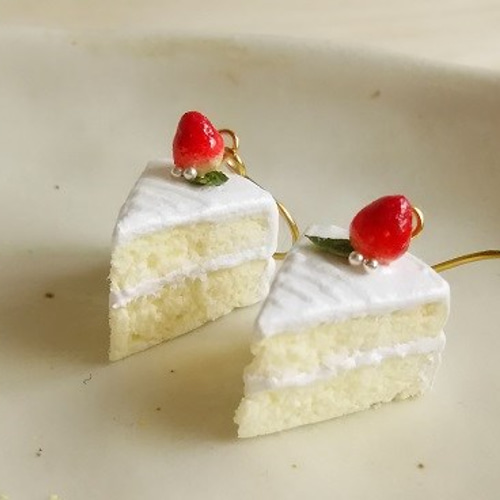 苺のショートケーキイヤリング イヤリング・ノンホールピアス