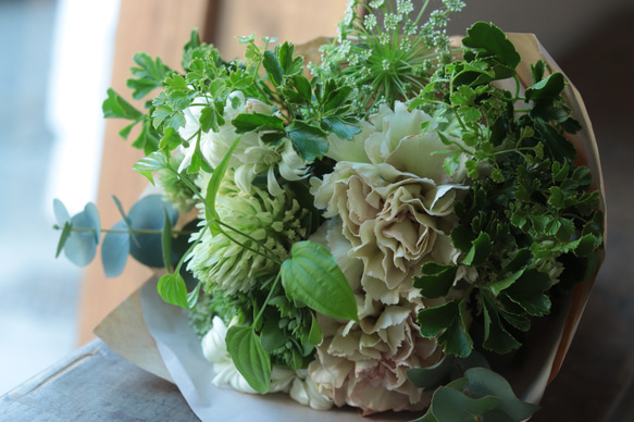 花材　グリーン　生花　季節の生花　ブーケ 生花】グリーン×ピンク クラッチブーケ 【結婚式 フラワー 生花