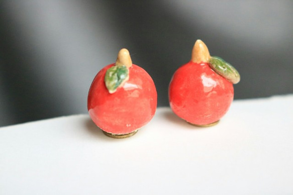リンゴ飴のイヤリング 2枚目の画像