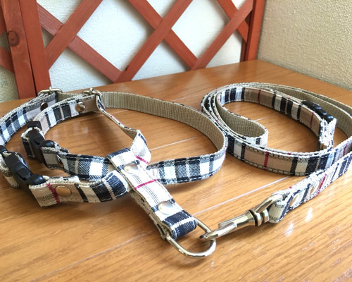 BURBERRY チェック柄 首輪 青　箱付　イギリスで購入　新品　試着のみ m20935936937_1.jpg?1731820310