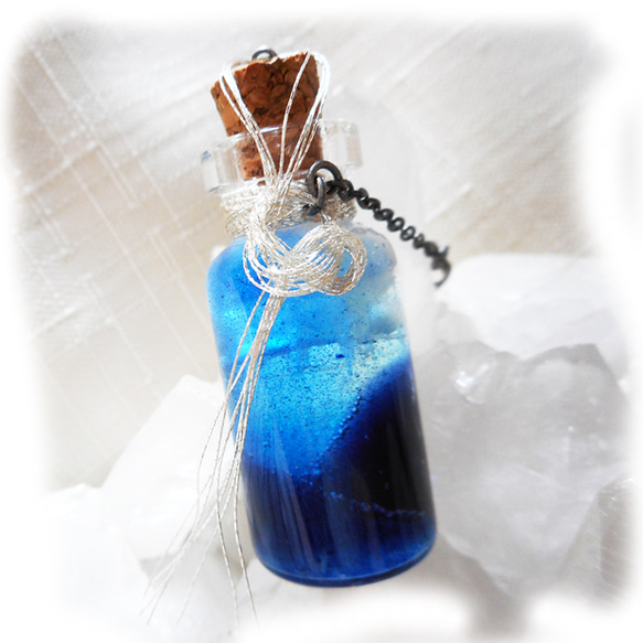 小瓶のペンダント：氷海（銀糸） 1枚目の画像