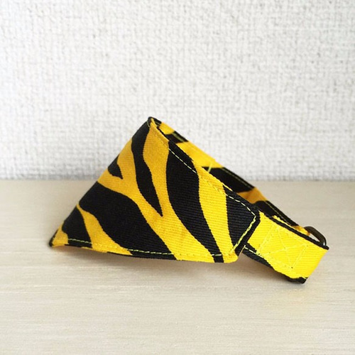 赤鬼のミニお面つき】トラ柄イエロー・猫用バンダナ風首輪／子猫から成