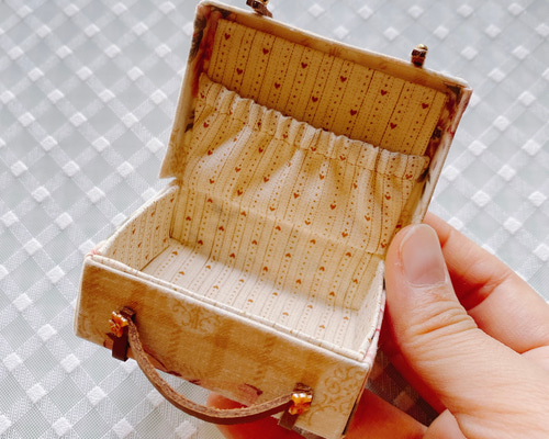 レトロかわいい布製ミニトランク(アンティークリボン柄) その他置物 雨