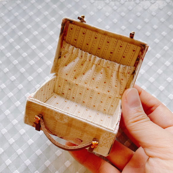 レトロかわいい布製ミニトランク(アンティークリボン柄) その他置物 雨