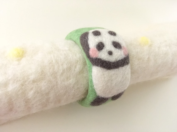 育てるパンダのバングル♡グリーン☆羊毛フェルトアクセサリー 1枚目の画像