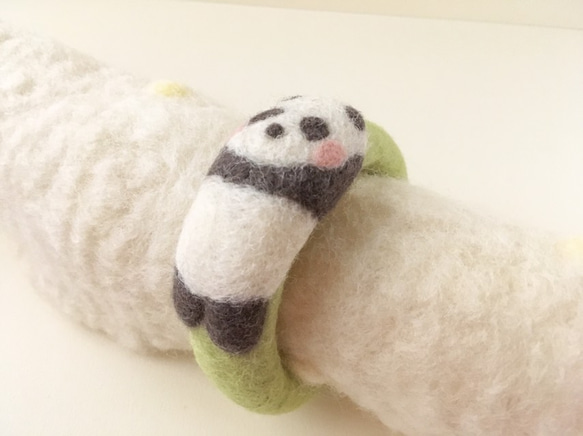 育てるパンダのバングル♡イエローグリーン☆羊毛フェルトアクセサリー 3枚目の画像