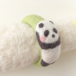 育てるパンダのバングル♡イエローグリーン☆羊毛フェルトアクセサリー 1枚目の画像