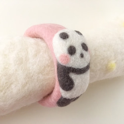 育てるパンダのバングル♡ピンク☆羊毛フェルトアクセサリー 1枚目の画像