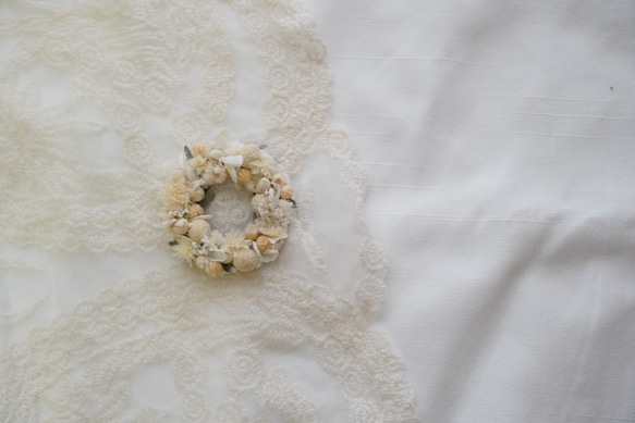 本物のお花をつかった 飾れるコサージュ(リース ホワイト) 3枚目の画像
