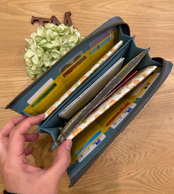 送料無料 ♪ 北欧 和風 ミックスフラワー ♡ L字ファスナー ジャバラ マルチケース Mサイズ 2枚目の画像