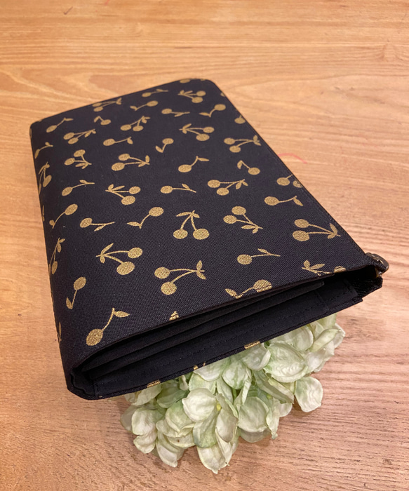 送料無料 ♪ 黒地にゴールド さくらんぼ ♡ L字ファスナー ジャバラ マルチケース Mサイズ 5枚目の画像