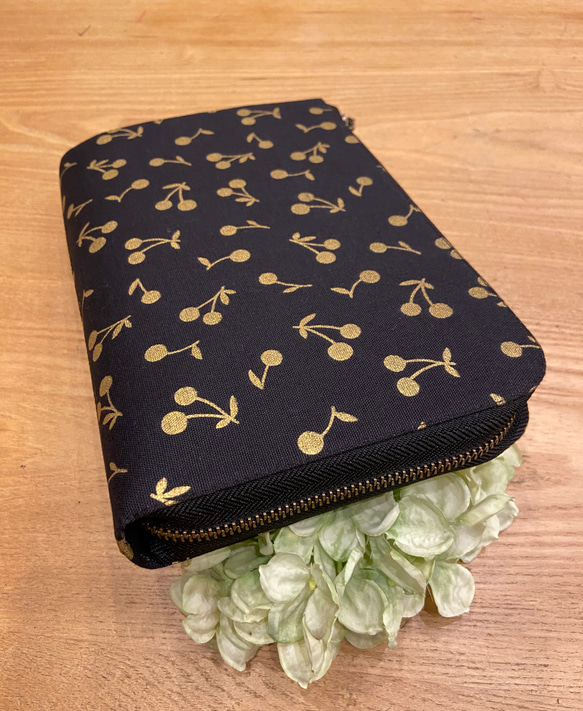 送料無料 ♪ 黒地にゴールド さくらんぼ ♡ L字ファスナー ジャバラ マルチケース Mサイズ 6枚目の画像