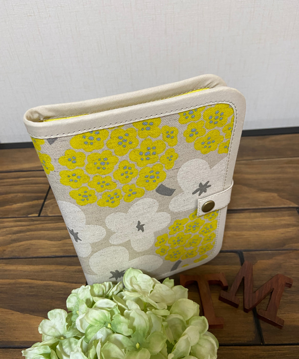 送料無料 ♪ 北欧 ブーケ ♪ シンプルで使いやすい 母子手帳マルチケース 4枚目の画像