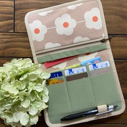 送料無料 ♪ 和風な 花柄♪ シンプルで使いやすい 母子手帳マルチケース 2枚目の画像