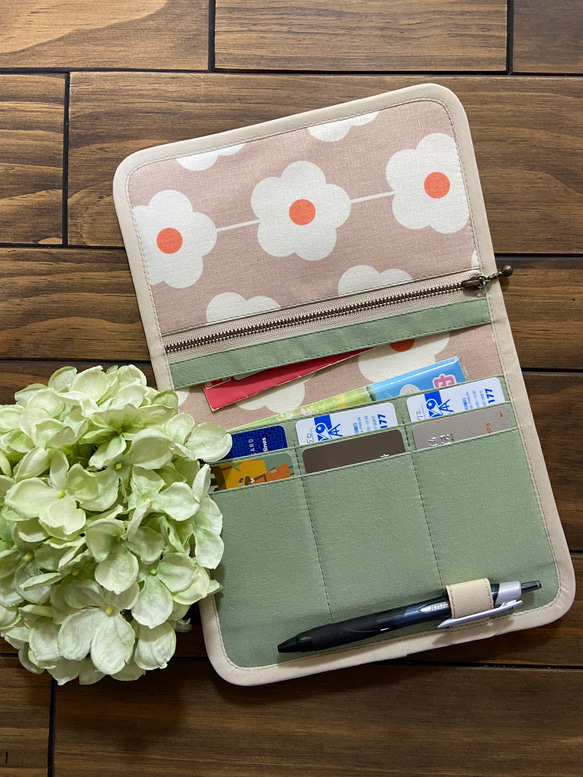 送料無料 ♪ 和風な 花柄♪ シンプルで使いやすい 母子手帳マルチケース 2枚目の画像