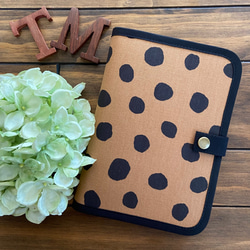 送料無料 ♪ 手描き調 ドット♪ オトナ可愛い 母子手帳マルチケース 1枚目の画像