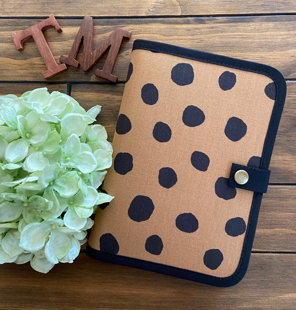 送料無料 ♪ 手描き調 ドット♪ オトナ可愛い 母子手帳マルチケース 1枚目の画像