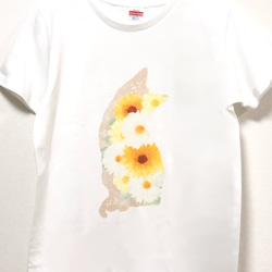 かわいい猫とガーベラTシャツ　受注制作　サイズいろいろ 1枚目の画像