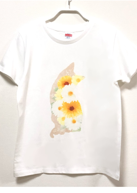 かわいい猫とガーベラTシャツ　受注制作　サイズいろいろ 1枚目の画像