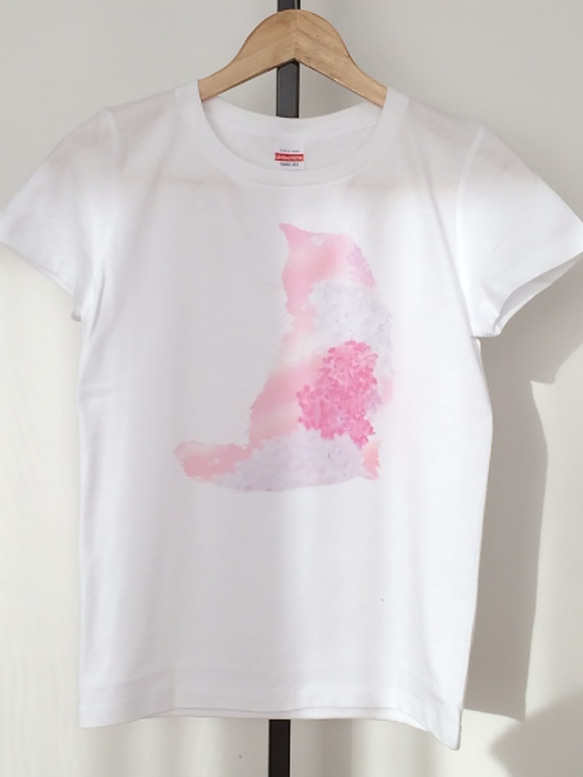 かわいい子猫とライラックのＴシャツ　ピンク　受注制作　サイズいろいろ 1枚目の画像