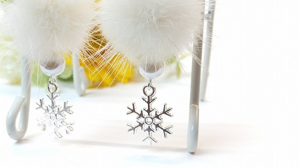 雪の結晶とミンクファーのピアス 2枚目の画像