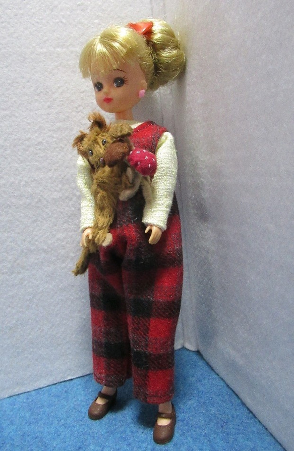 人形の服　リスのサロペット 2枚目の画像