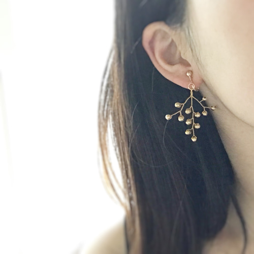 愛されかすみ草のイヤリングorピアス(ゴールドタイプ) イヤリング