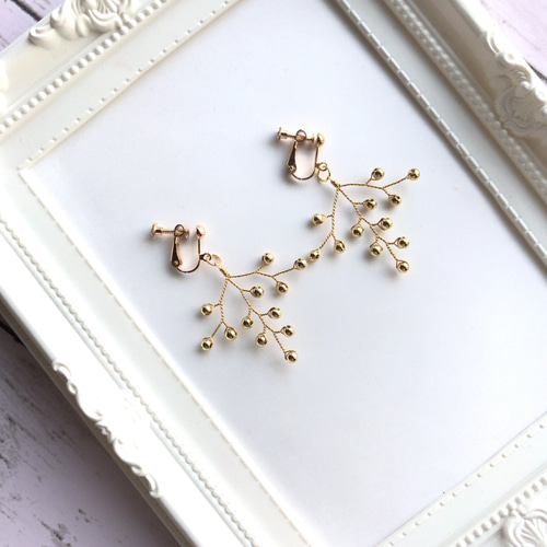 愛されかすみ草のイヤリングorピアス(ゴールドタイプ) イヤリング
