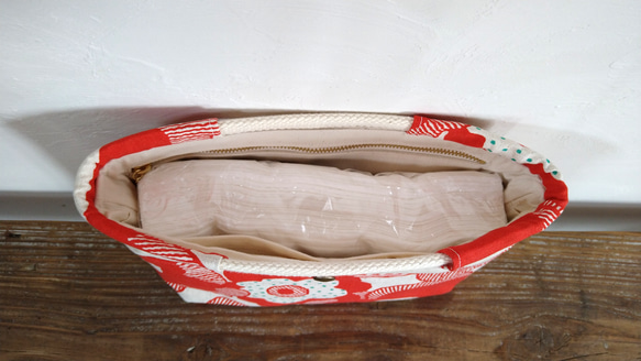 【sale】20％OFF　ファスナーポケット付きバッグインバッグ  赤北欧風花柄 4枚目の画像