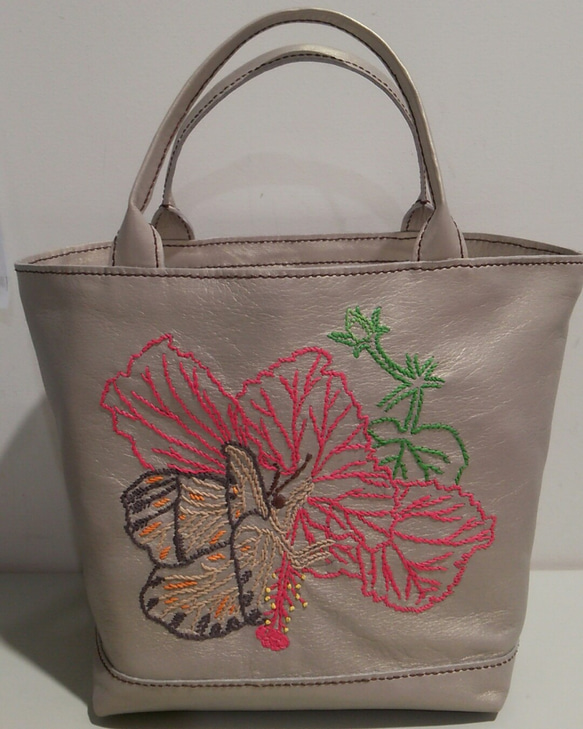 makiko様オーダー品：Sソフトカーフレザー、マットシルバー刺繍バッグ 1枚目の画像