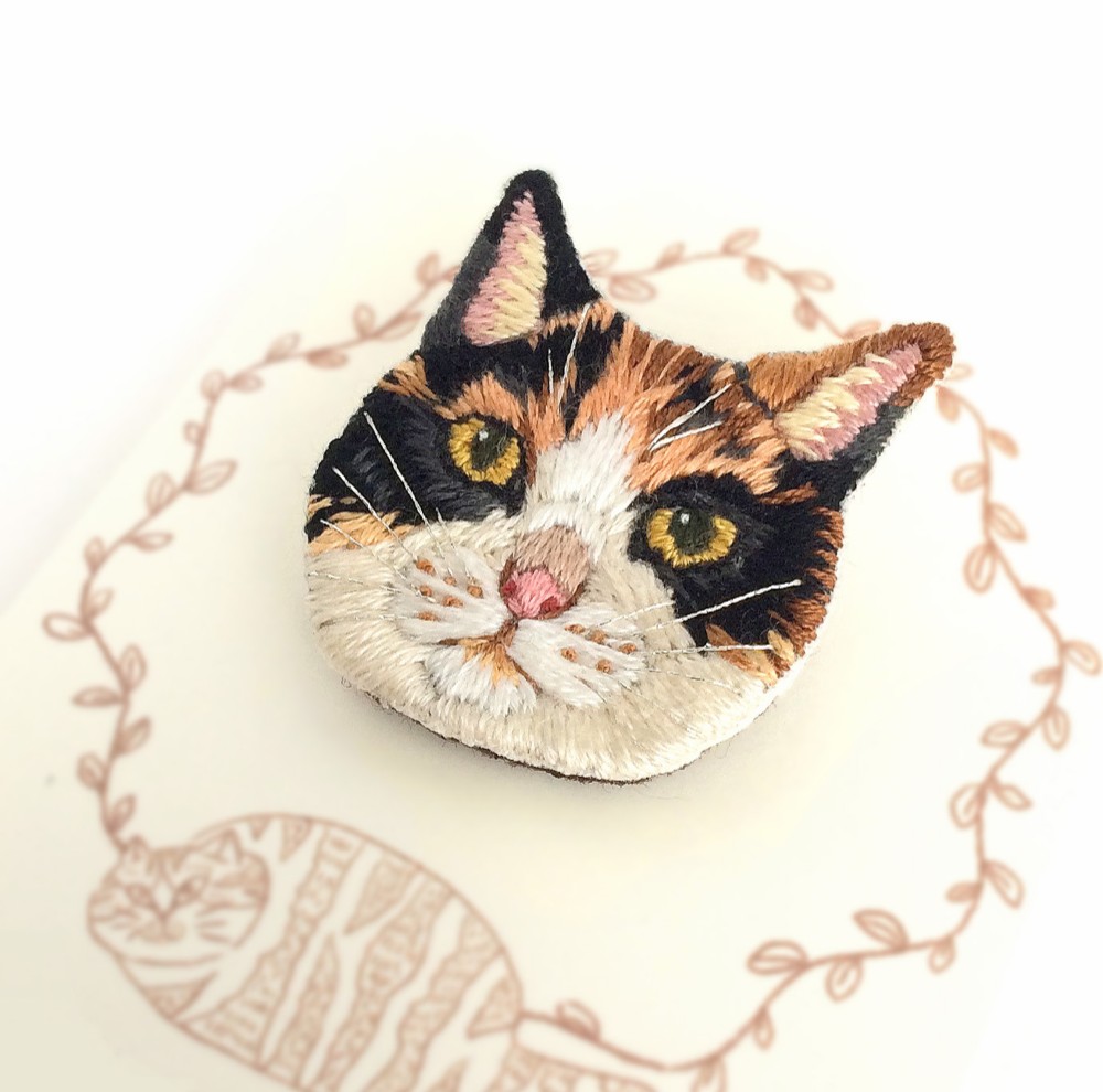 三毛猫さん (刺繍ブローチ) ブローチ ツチノコノネコ 通販