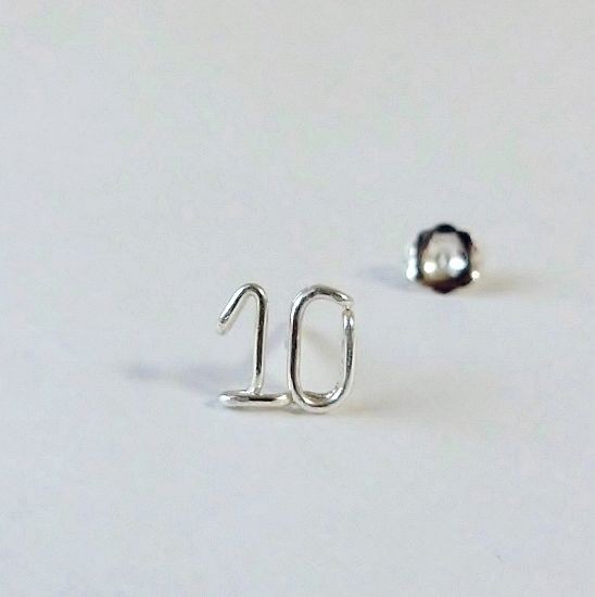 小さな数字 (ナンバー) 2ケタ スタッドピアス (片耳)[シルバー925]