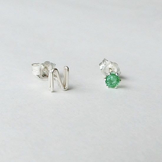 ひとつぶイニシャルと誕生石のスタッドピアス[シルバー925]