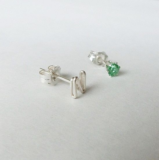 ひとつぶイニシャルと誕生石のスタッドピアス[シルバー925]