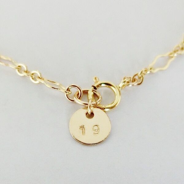 ウェーブデザインチェーンブレスレット(2ケタ数字プレート付き)