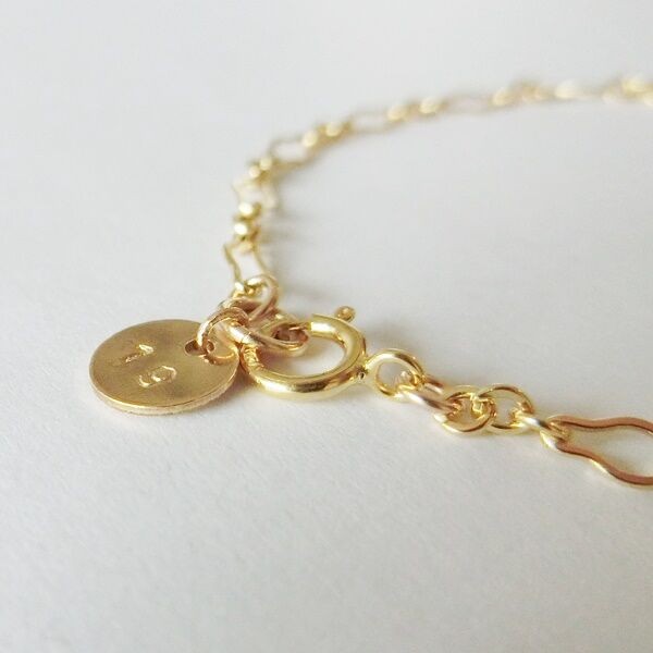 ウェーブデザインチェーンブレスレット(2ケタ数字プレート付き)