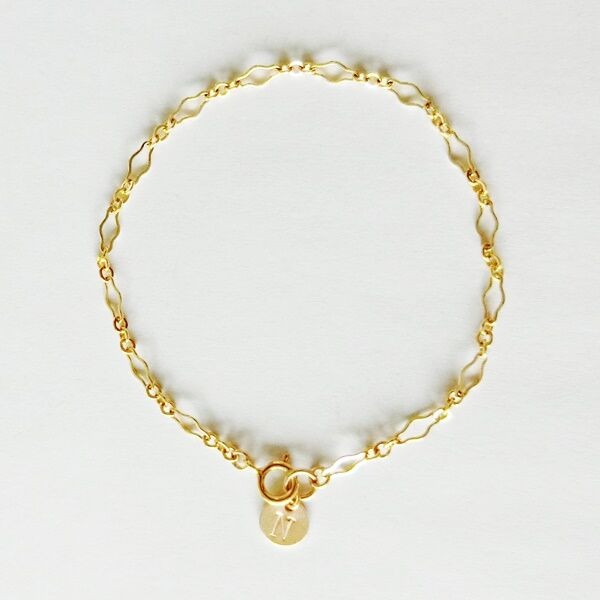 ウェーブデザインチェーンブレスレット(イニシャルプレート付き)