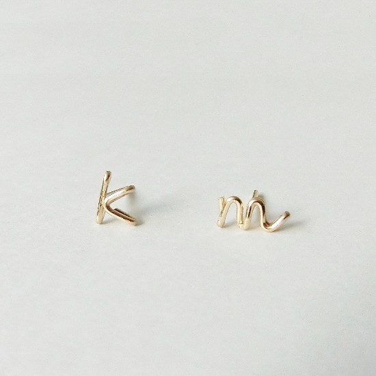 ひとつぶイニシャルスタッドピアス[小文字デザイン]