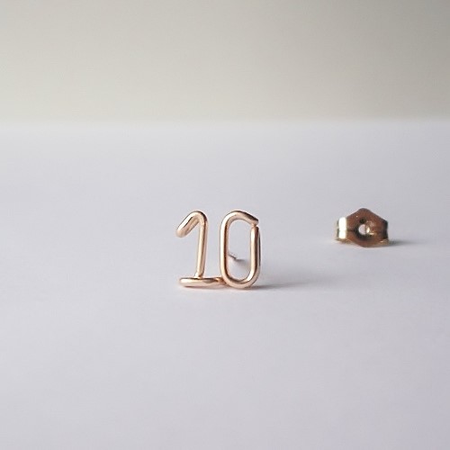 小さな数字 (ナンバー) 2ケタ スタッドピアス (片耳)