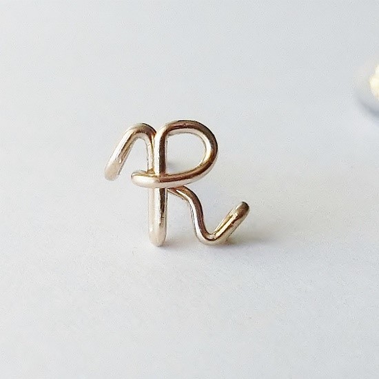 ひとつぶイニシャルスタッドピアス [筆記体] (片耳)【10金】