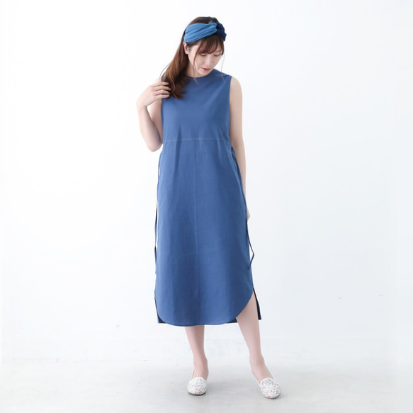 【ネット限定】 リネン＆コットン 裾がカーブになったノースリーブ ドレス ワンピース 半袖 麻 ブルー 4枚目の画像