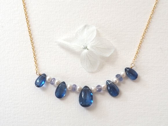 カイヤナイトのグラデーションネックレス