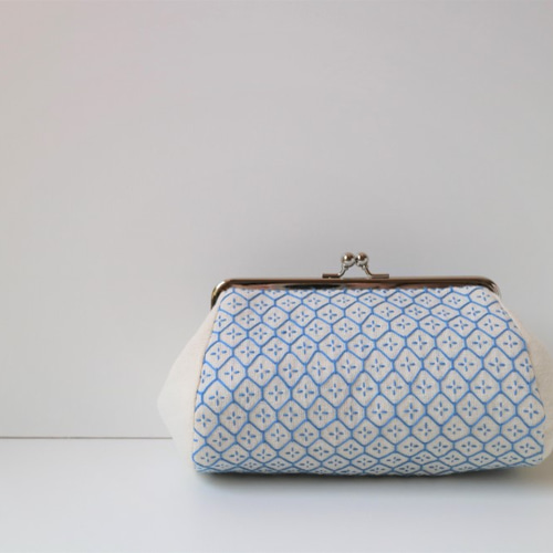 ブルーの『亀甲花刺し』模様 刺し子の大きめがま口ポーチ がま口 Asaya