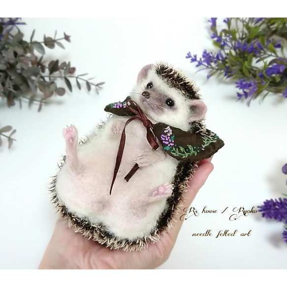 羊毛フェルト人形  『 ハリネズミ  ( hedgehog  ) / 手のひらサイズ ② 』 1枚目の画像