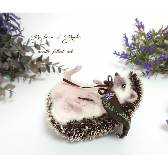 羊毛フェルト人形  『 ハリネズミ  ( hedgehog  ) / 手のひらサイズ ② 』 5枚目の画像
