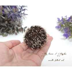 羊毛フェルト人形  『 mini ハリネズミ  ( hedgehog ) / ガラスボール & リース台座付き ⑤ 』 7枚目の画像