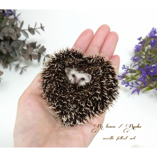 羊毛フェルト 『 ハート型 ハリネズミブローチ + フェルト花ブローチ