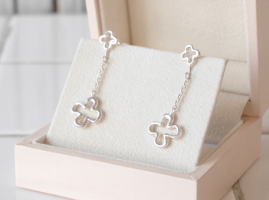 シルバー925 イヤリング ちびぽわんクローバー【ピアス変更可能】